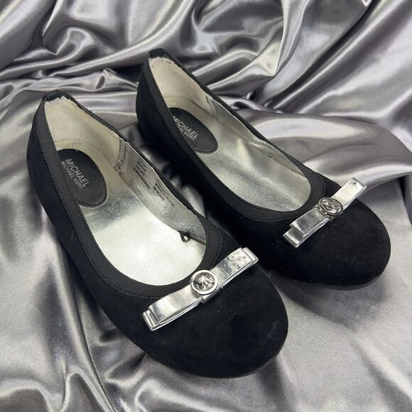 Michael Kors Gloria Flats Sz 5 Black Velvet Logo Bow Charm Back-to-School Shoes - Picture 1 of 15